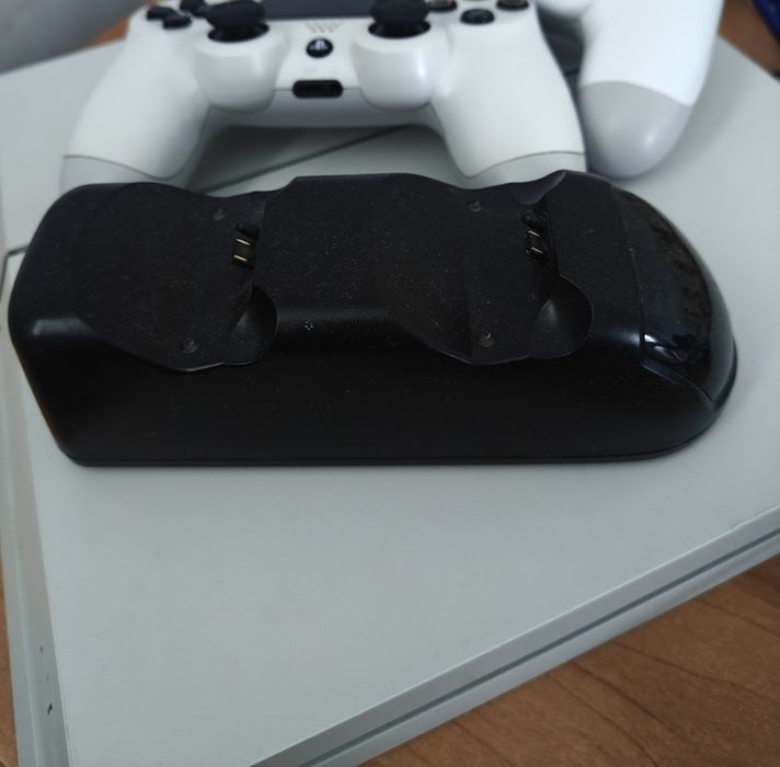 Продам белую прошитую Playstation 4 FAT