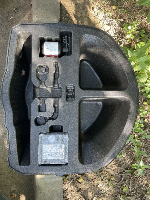 Kit pană original Toyota Corolla Hybrid 2026 OEM – compresor + soluție + suport polistiren