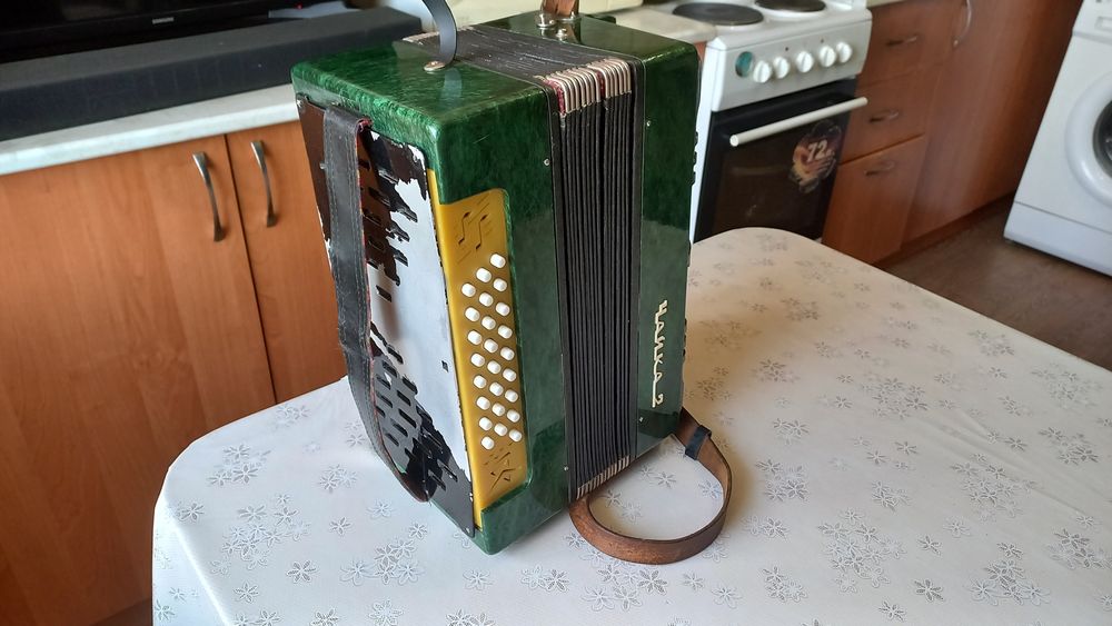 Продам гармонь Чайка 2