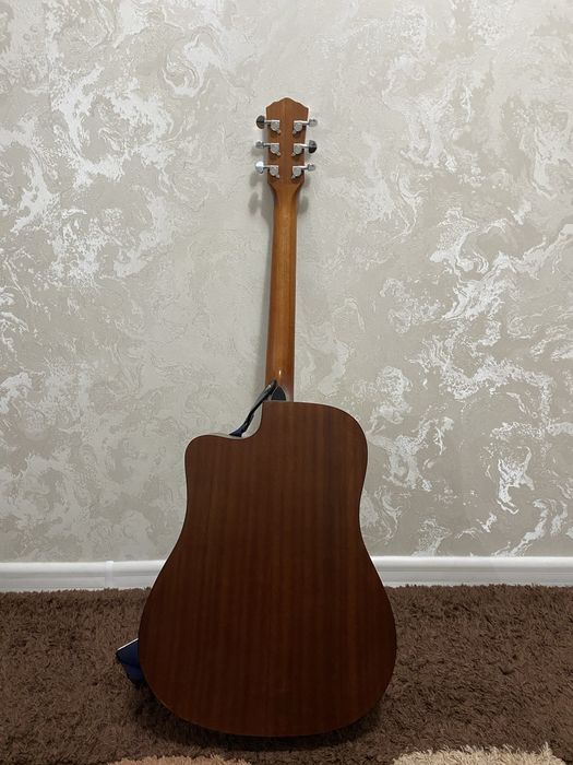 Продам акустическую гитару