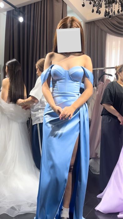 вечернее платье голубого цвета