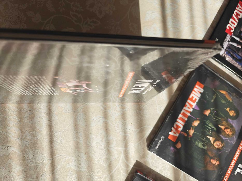 Продавам първите 4 книги от серията Planet METAL