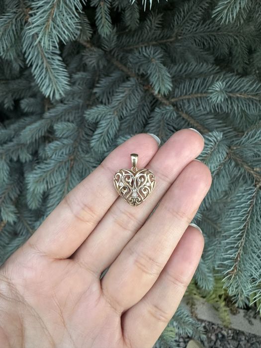 Золотой кулон с бриллиантами