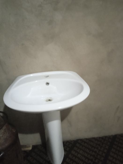 Раковина б/у со стойкой