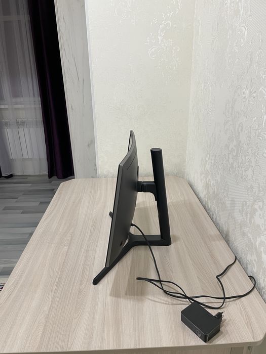 Игровой монитор изогнутый , с возможностью поднимать и поворачивать