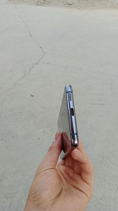 Samsung A82 5G holati zo'r, ekranida palasasi bor