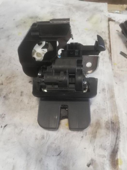 broasca incuietoare portbagaj haion spate audi a4 b8 break