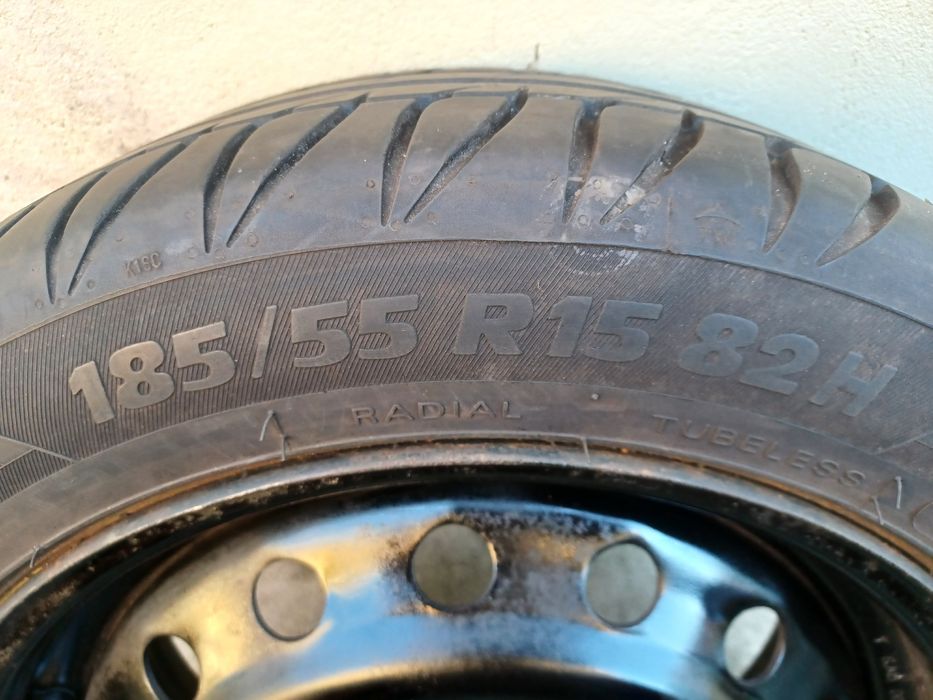 2 jenti cu cauciucuri