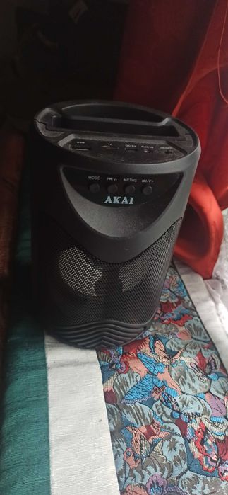 Radio plus boxa Akai,plus două antene cauciucate..