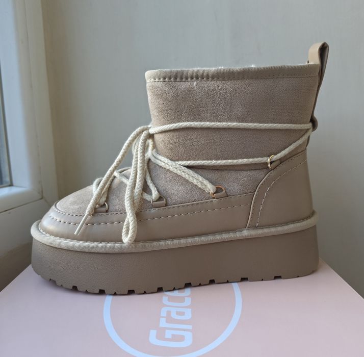 Бежови дамски зимни боти тип UGG