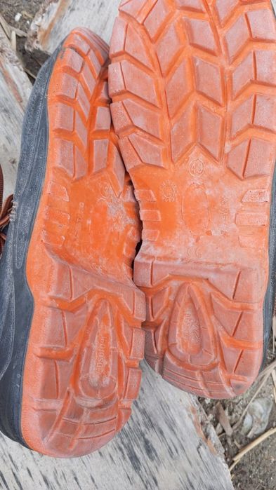 Аяқ киім сатылады