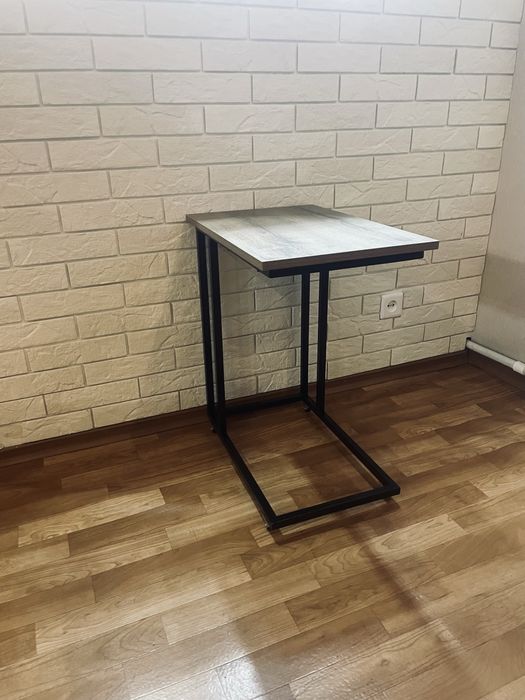 Продам столик журнальный