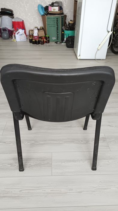 Продае́ться офисный стул в отличном состоянии.