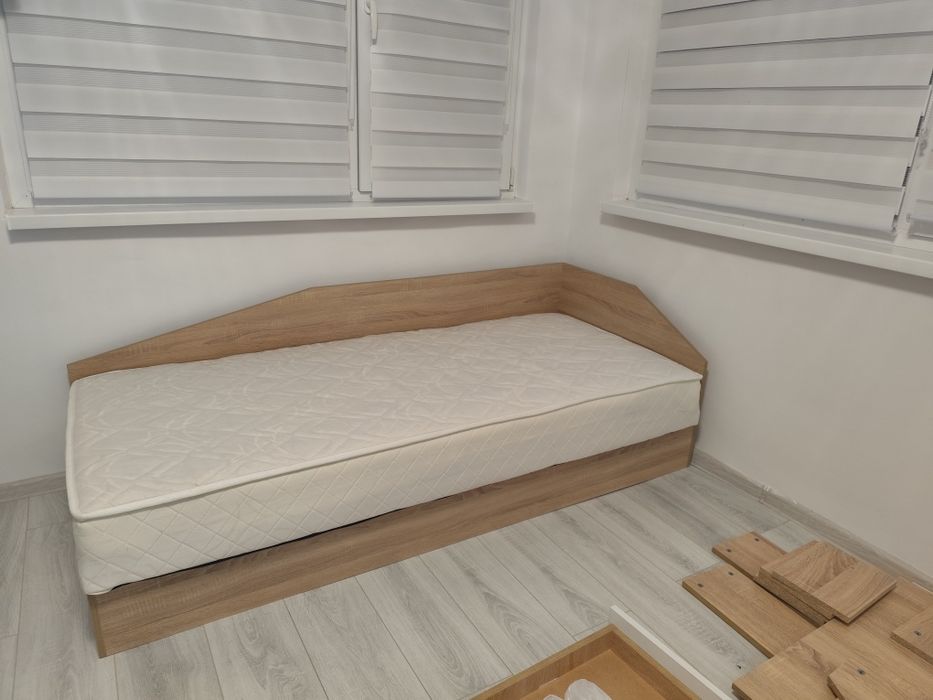 Легло с еднолицев матрак