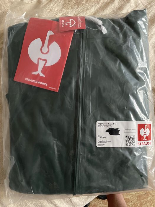 Pantaloni si geaca pelerina strauss