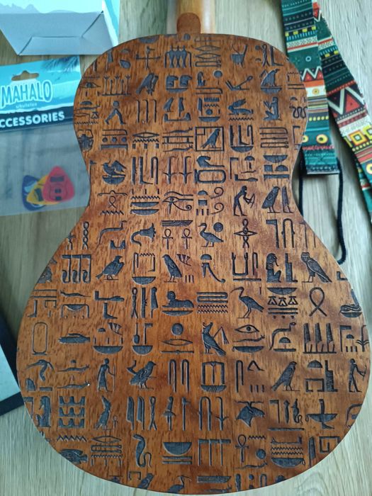 Концертно укулеле Mahalo с пълен набор от аксесоари