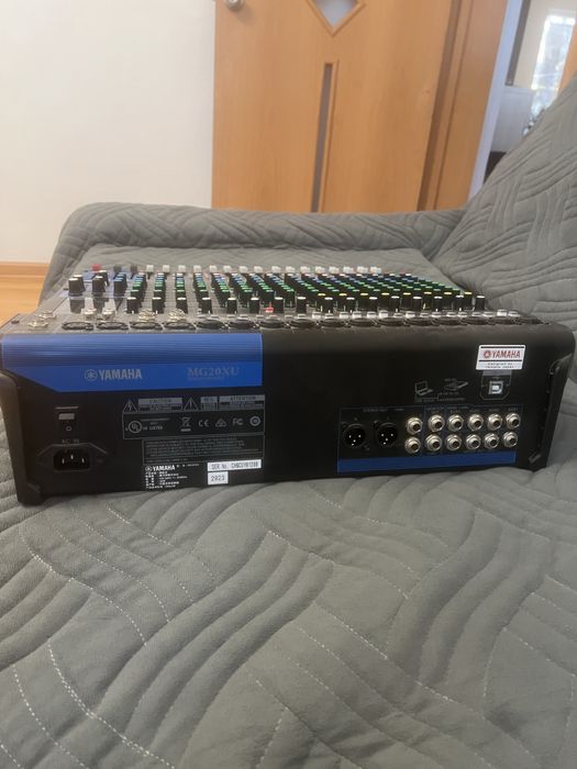 Микшерный пульт Yamaha MG20XU