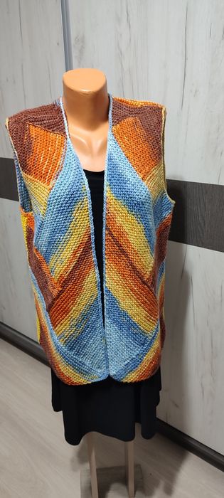 Vestă damă,tricotat manual in formă geometric.