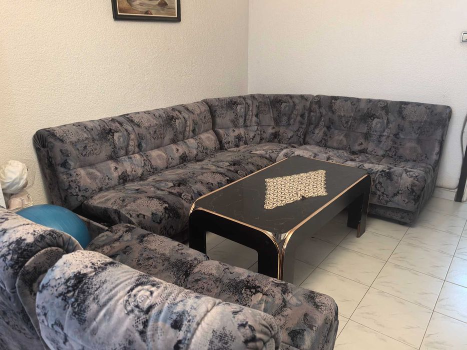 Подарявам диван с маса