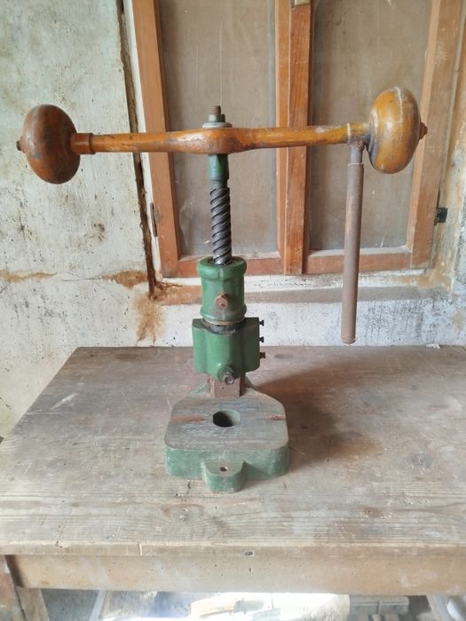 Винтова преса с чугунен корпус