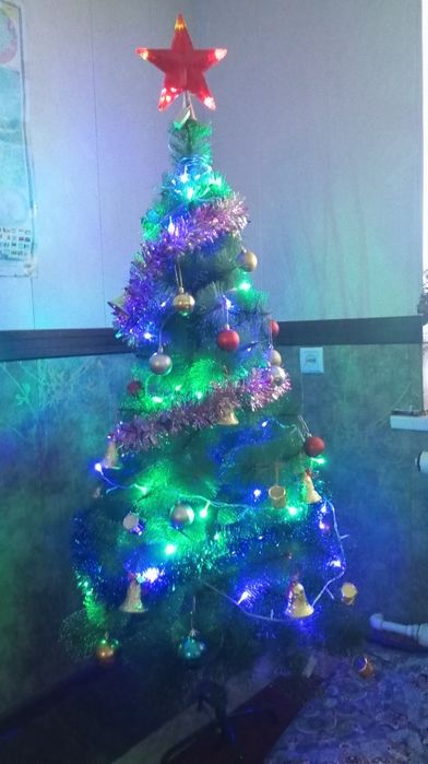Продаётся готовый ёлка с игрушками и гирляндами