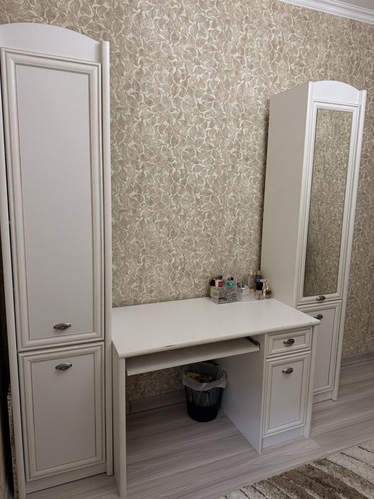 Спальный гарнитур , односпалка , в комплекте со столом и шкафами.