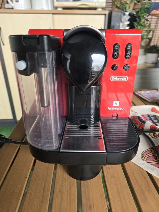 Nespresso DeLonghi cu capsule si spumant pt lapte