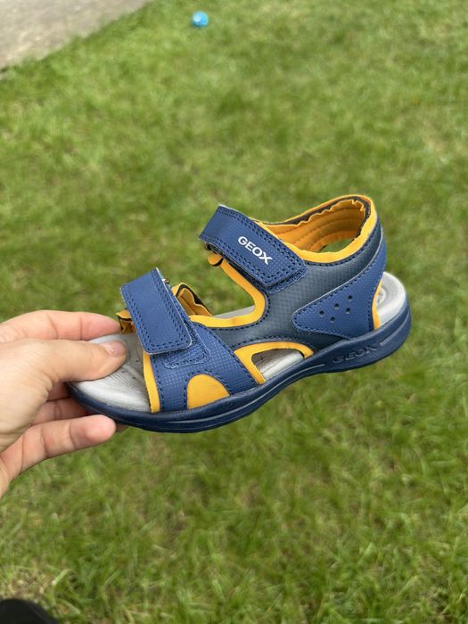 Продавам детски сандали Geox