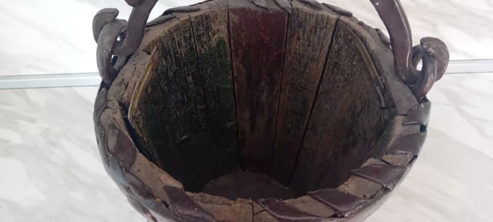 Голяма автентична кофа за вадене вода от геран.