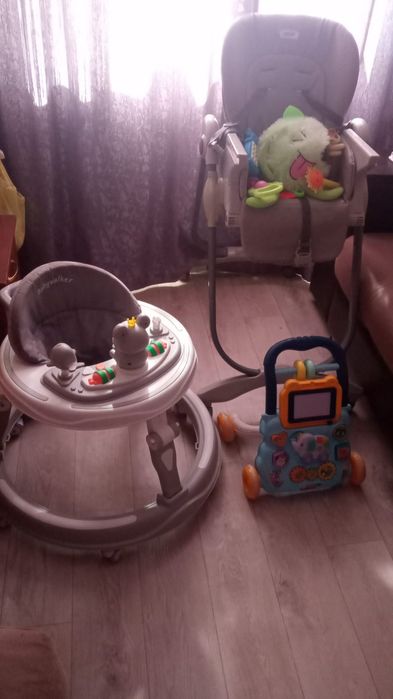 Продам стульчик и двое ходунков