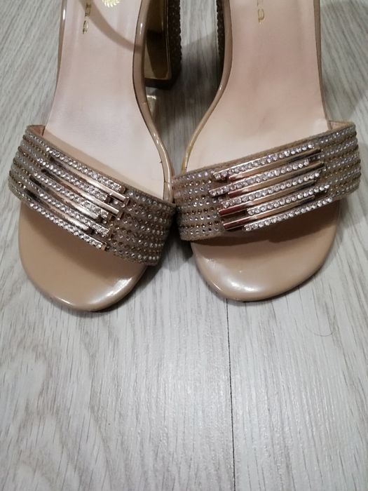 Продам босоножки