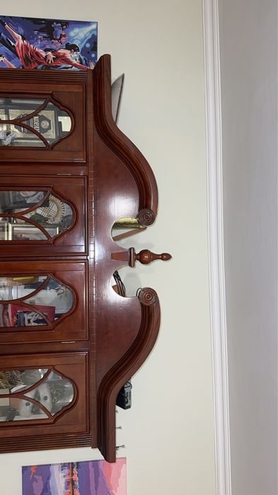 Продаю сервант из красного дерева