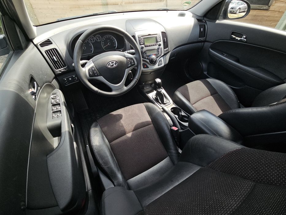Hyundai i30 1.6 CRDi 2011 Euro 5 Incalzire scaune  Semi piele Climatronic AC Jante aliaj r16 Diesel consum mic hatchback oglinzi electrice  comenzi vo