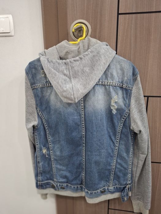 Дънкови яке с платови ръкави и качулка