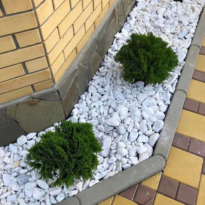 Галька белая для клумбы