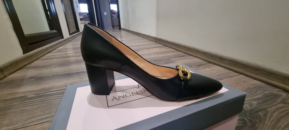 Официални обувки със златна тока Angelina Jones