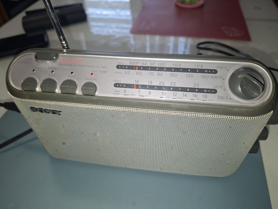 Radio mic Sony, 4 benzi radio ( inclusiv Antena Satelor), perfect funcțional,  sunet puternic