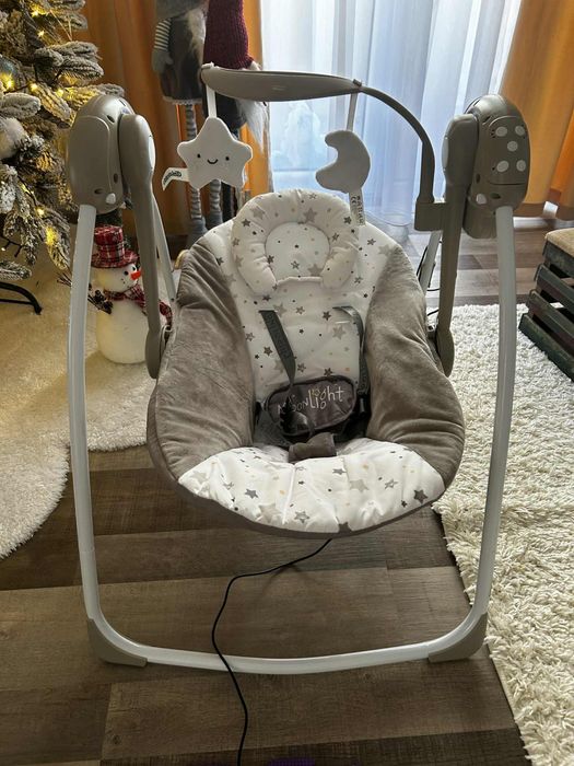 Leagan bebelusi  cu telecomanda pentru comenzi.