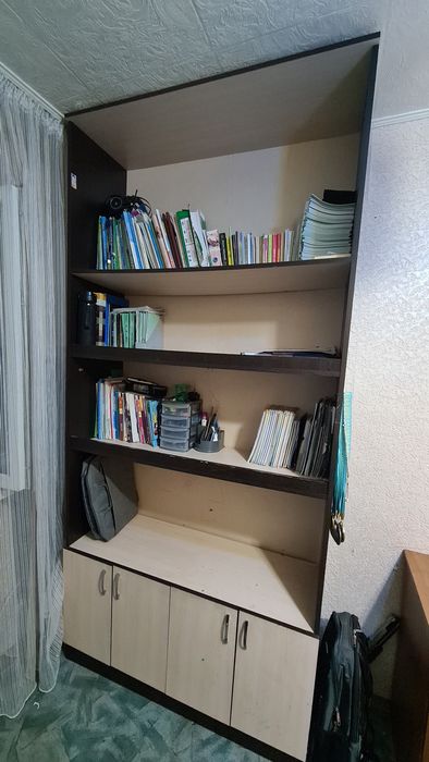 Шкаф  с  полками