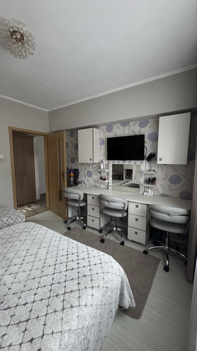 Apartament 3 camere, etaj 2, strada Eroilor