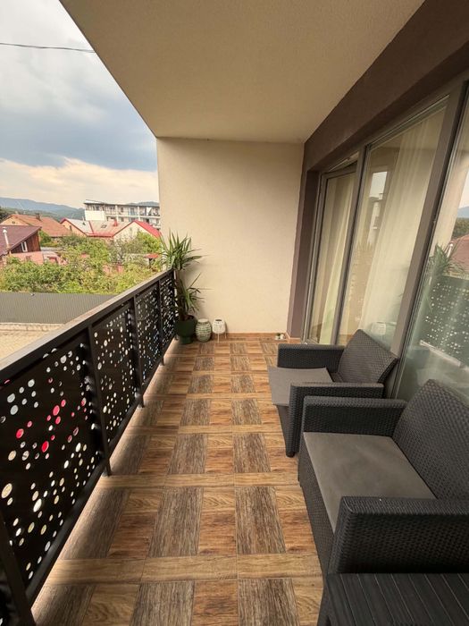 Apartament 3 camere ,decomandat , 78 metri pătrați,balcon 8 metri pătrați,curte privată