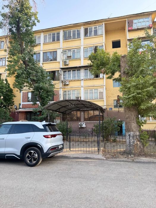 Авиагородок 3 комнаты на первом этаже