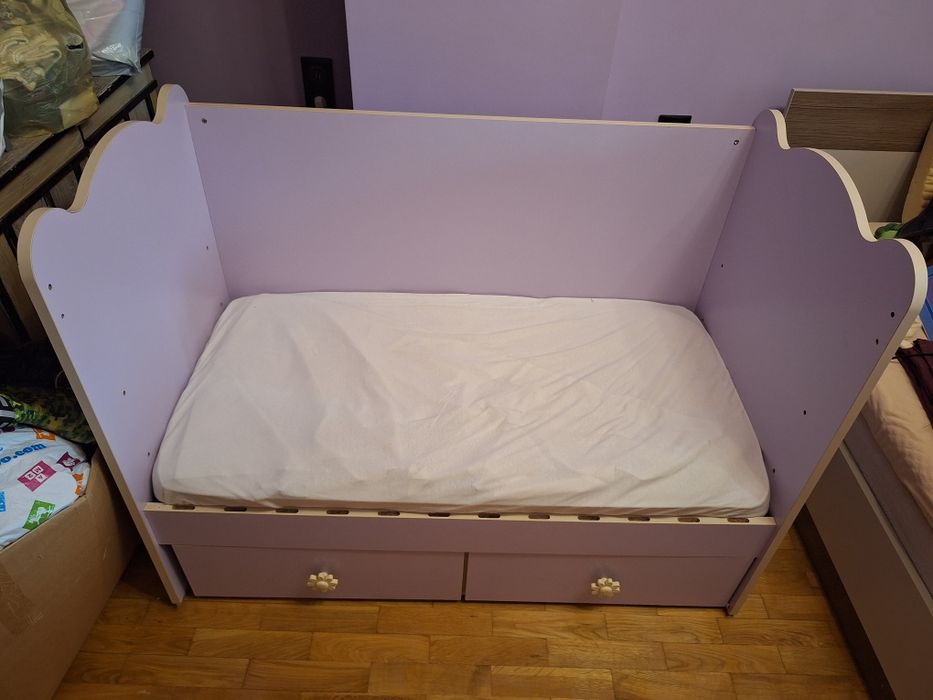 Продавам нежна, розова детска дървена кошара за момиче