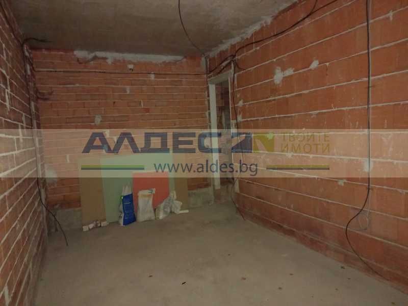 Продава имот, подходящ за преустройство, в луксозна сграда в Бояна!