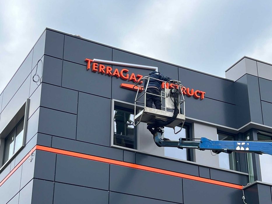 Litere volumetrice luminoase