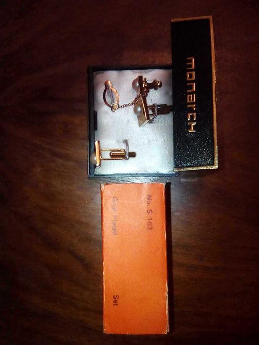 вратовръзки, игли за вратовръзки и ръкавели в сребристо и златисто