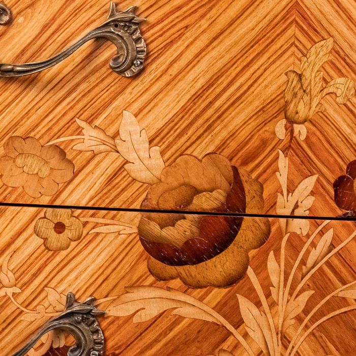 Антикварный комод в классическом стиле