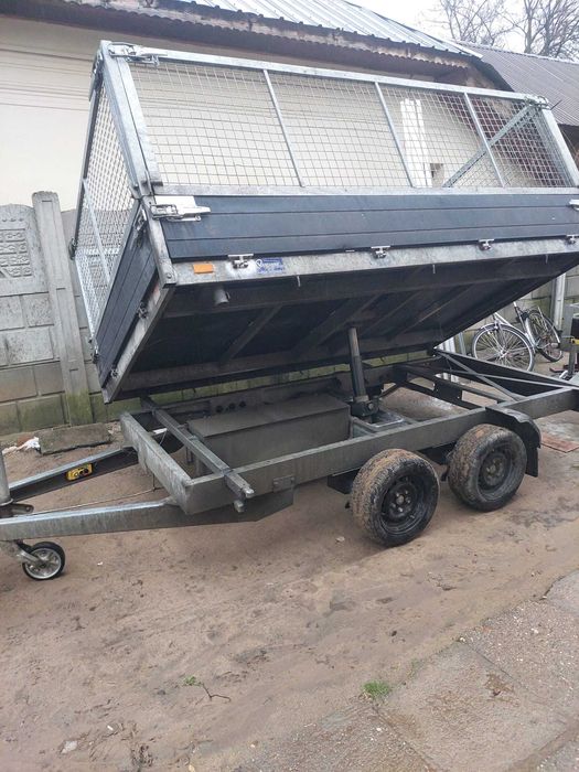 Remorcă basculabilă pe 3 parti