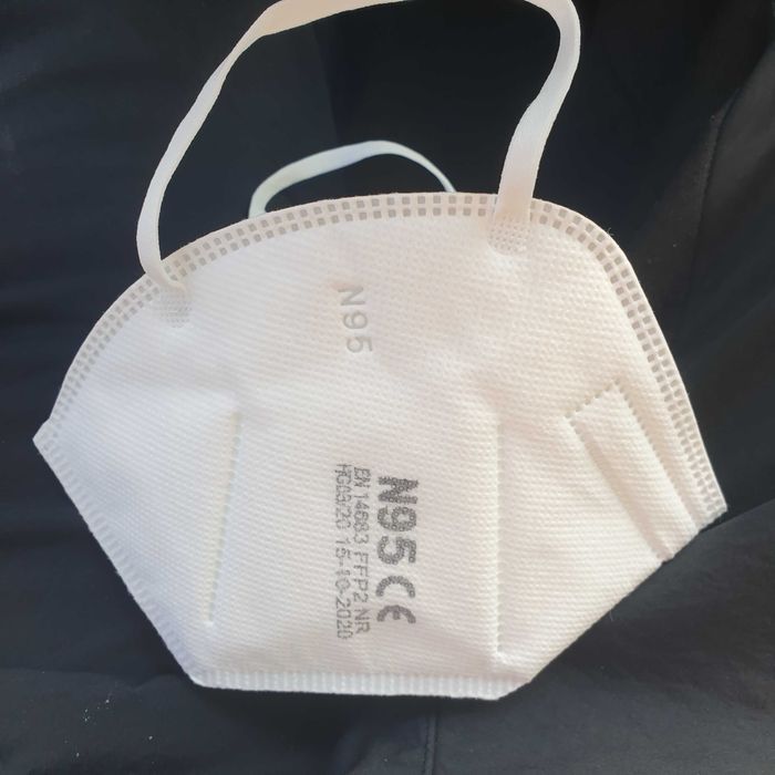 KN95/ FFP2 предпазни маски с клапа за лице