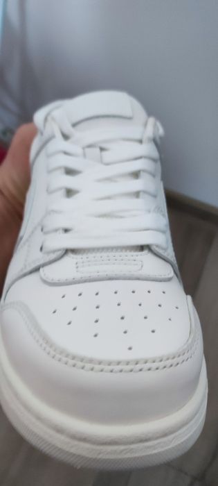 Vând Adidași OFF white